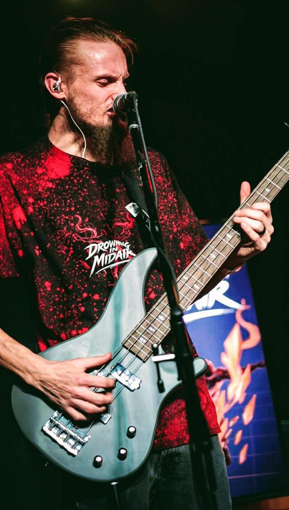 Andrew Artman performing live